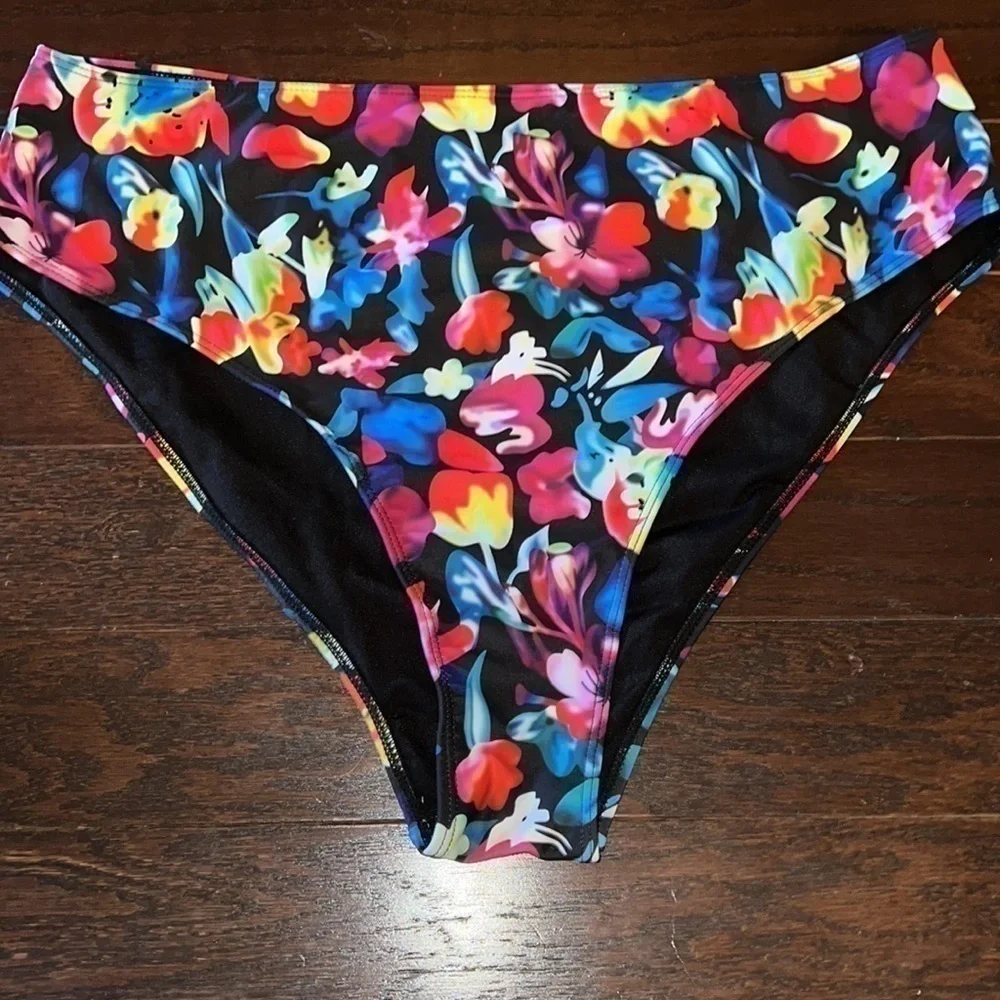 Two Piece Floral swimsuit - Picture 3 of 6